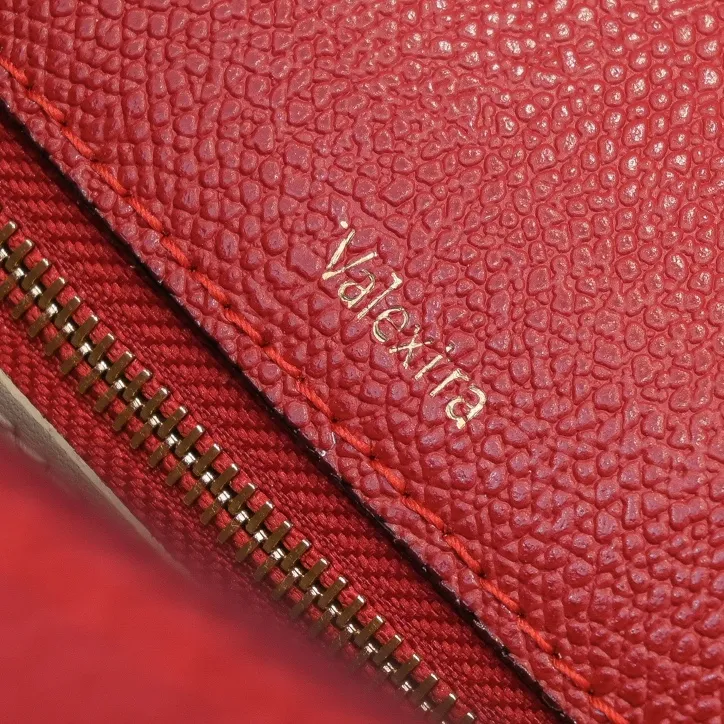 Valextra, the name of Italy's beloved horse, Iside is Val. One of extra's most iconic designs. There is no obvious logo, but the simple collective line design is very recognizable, full of architectural art, and shows a capable and intellectual style. It is made of imported palm-print lining cowhide, with up to five stitches of handwork, and the shiny oil edges test the skill of the craftsman. Large size: 26cm model 6627#